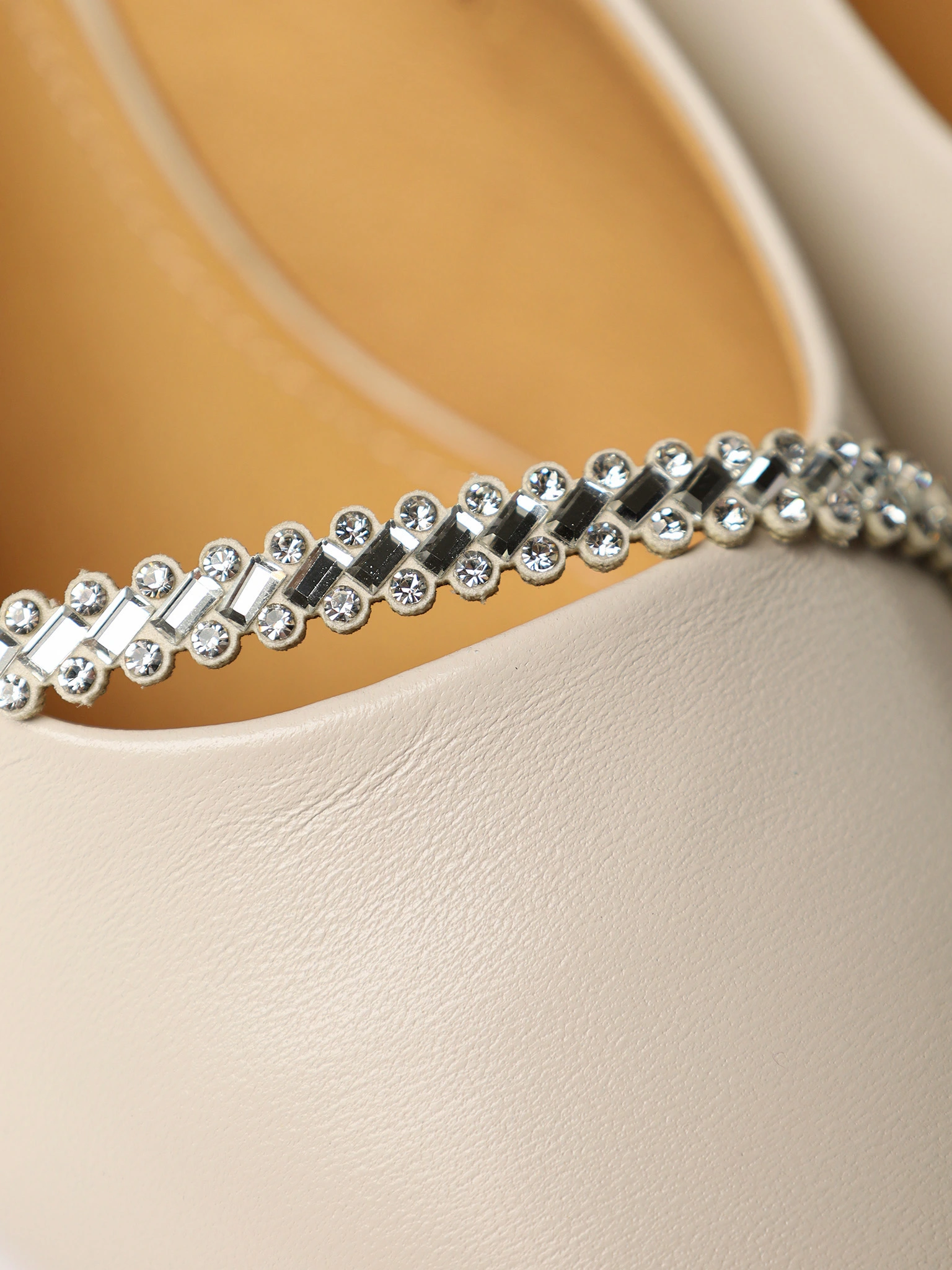 Туфли-слингбэки молочного цвета со стразами на низком каблуке